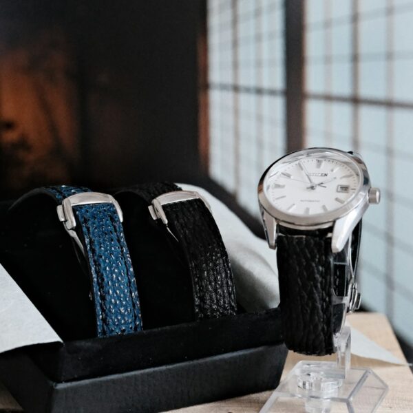 Silberne Uhr mit wechselbaren Lederarmbändern